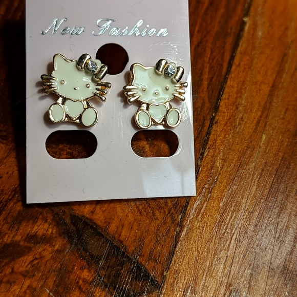Hello Kitty earrings - Picture 3 of 3